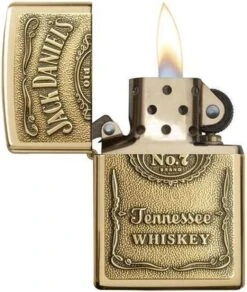 Aansteker Zippo Jack Daniel's Label Brass Emblem -Barbecue Series Winkel 1015x1200 1