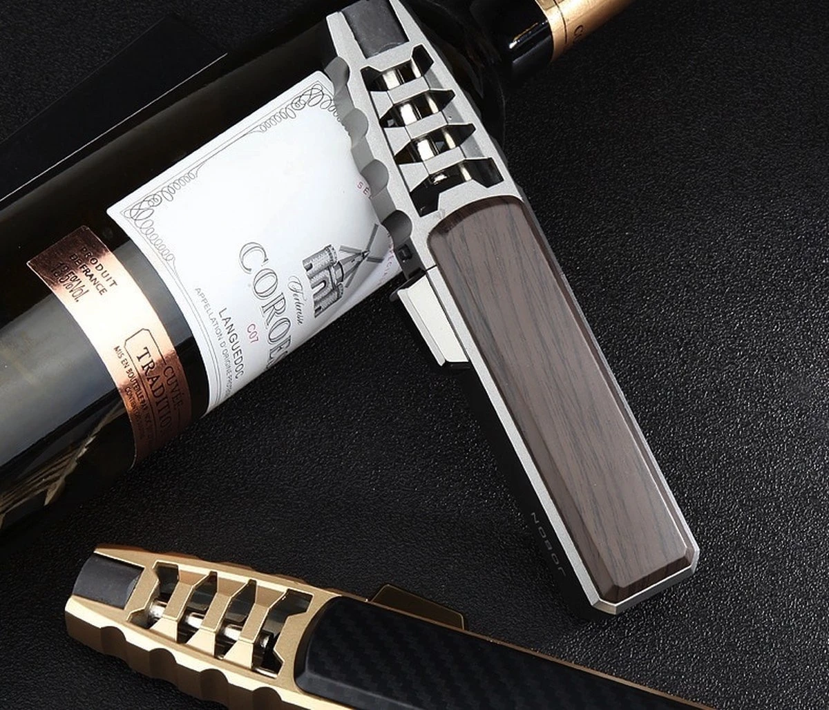 Turbo Jetflame Aansteker - Gasbrander - Vuurwerk Torch - Crème Brûlée Brander - BBQ en Sigaren Aansteker - Windproof - Walnoothout met Grijze Metalen Behuizing Merkloos Turbo Jetflame Aansteker - Gasbrander - Vuurwerk Torch - Crème Brûlée Brander - BBQ En Sigaren Aansteker - Windproof - Walnoothout Met Grijze Metalen Behuizing -Barbecue Series Winkel