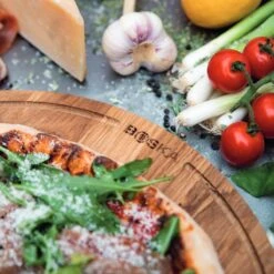 Boska Pizzaplank Friends L - BBQ Accessoires - Eikenhout - Handige Opvanggeul - Ø 34 Cm -Barbecue Series Winkel 1200x1200 332