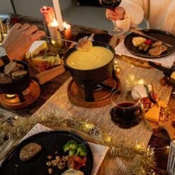 Boska Pizzaplank Friends L - BBQ Accessoires - Eikenhout - Handige Opvanggeul - Ø 34 Cm -Barbecue Series Winkel 1200x1200 337