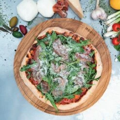 Boska Pizzaplank Friends L - BBQ Accessoires - Eikenhout - Handige Opvanggeul - Ø 34 Cm -Barbecue Series Winkel 1200x1200 338