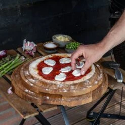 Boska Pizzaplank Friends L - BBQ Accessoires - Eikenhout - Handige Opvanggeul - Ø 34 Cm -Barbecue Series Winkel 1200x1200 340