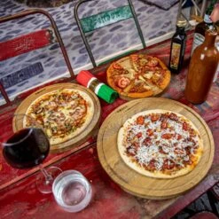 Boska Pizzaplank Friends L - BBQ Accessoires - Eikenhout - Handige Opvanggeul - Ø 34 Cm -Barbecue Series Winkel 1200x1200 341