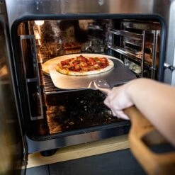 Boska Pizzasteen Deluxe - Voor Oven & BBQ - Knapperige Pizza's - Ø 29.5 Cm - BBQ Accessoires -Barbecue Series Winkel 1200x1200 365