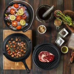 Dutch Mountains Gietijzeren Pannenset 7-delig - Dutch Oven – Braadpan - Grillpan - Hapjespan - Kookset In Houten Transportkist - Deksellifter - Brander -Barbecue Series Winkel 1200x1200 419