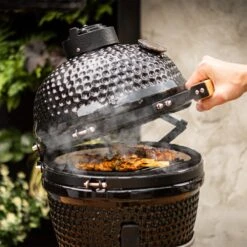 BluMill Kamado BBQ Egg - Kamado 13 Inch - Incl. Vlees Thermometer - Houtskoolbarbecues - Zwart - Ø 27cm -Barbecue Series Winkel 1200x1200 567