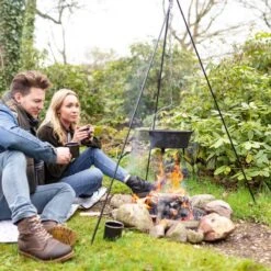 Esschert Design - Driepoot Met Ketting - Haardvuur Accessoires - Staal - Zwart -Barbecue Series Winkel 1200x1200 583