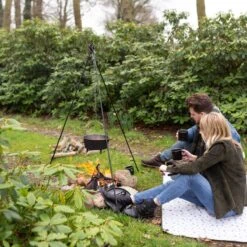 Esschert Design - Driepoot Met Ketting - Haardvuur Accessoires - Staal - Zwart -Barbecue Series Winkel 1200x1200 586