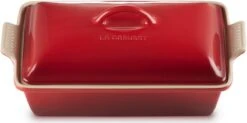Le Creuset - Ovenschaal Met Deksel - 33 X 22.5 X 8 Cm - Kersenrood -Barbecue Series Winkel 1200x596