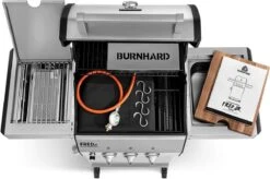 Burnhard Gas BBQ FRED JR. Deluxe - 2 Branders - Incl. Keramische Infraroodbrander & Afdekhoes - Deluxe -Barbecue Series Winkel 1200x797 2