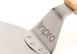 Inpro Pizzaschep RVS - Rond - Voor BBQ En Oven - Pizzaspatel - Taartschep - Houten Handvat - BBQ Gereedschap - Keukengerei - 30 Cm Diameter - Spatel -Barbecue Series Winkel 1200x842