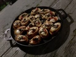 Valhal Outdoor Skillet / Plancha / Koekenpan - Gietijzer - Diameter 35cm, Twee Handvatten, VH35F -Barbecue Series Winkel 1200x900 3