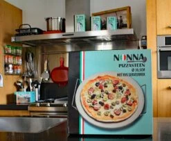 Nonna Pizzasteen Ø30,5 Met RVS Serveerrek - Stenen Pizzaplaat / Ovenplaat (11mm Dik) Voor Oven En Barbecue (BBQ) - Maximaal 600 Graden Celcius -Barbecue Series Winkel 1200x985 1