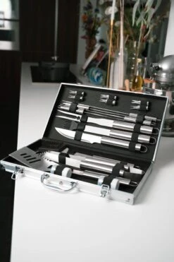 Sens Design BBQ Accesoires - 18 Delig - BBQ Gereedschapset Koffer 4 Sens Design BBQ Accesoires - 18 Delig - BBQ Gereedschapset Koffer -Barbecue Series Winkel 800x1200 2