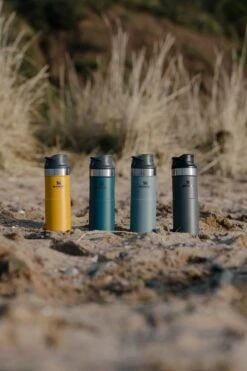 Stanley The Trigger-Action Travel Mug 0,35L Saffron -Barbecue Series Winkel 800x1200 43